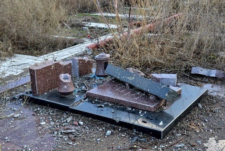 Там тоже "хунта": журналисты показали обстрелянное террористами кладбище