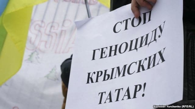 В Киеве крымчане и переселенцы устроили митинг под посольством России