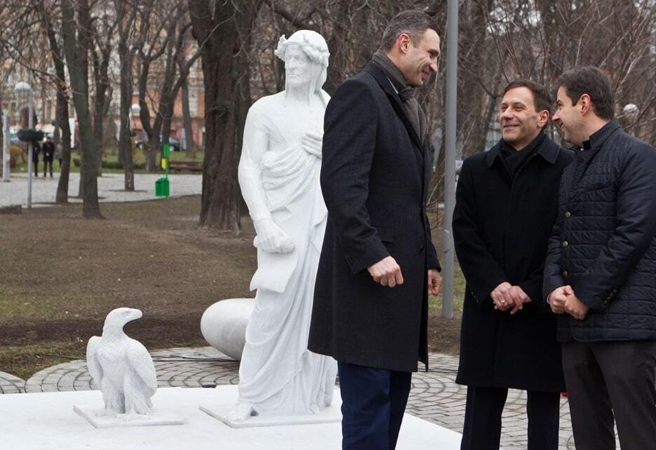 В Киеве открыли поврежденный накануне памятник с орлом: птица уже с головой