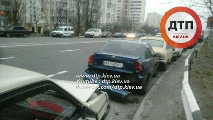 В Киеве нетрезвый водитель ВАЗ устроил масштабное ДТП