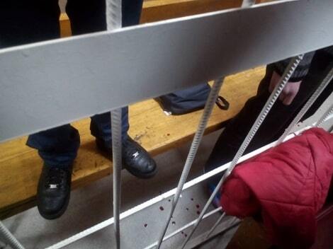 В Киеве задержанные в суде порезали себе вены и вспороли живот