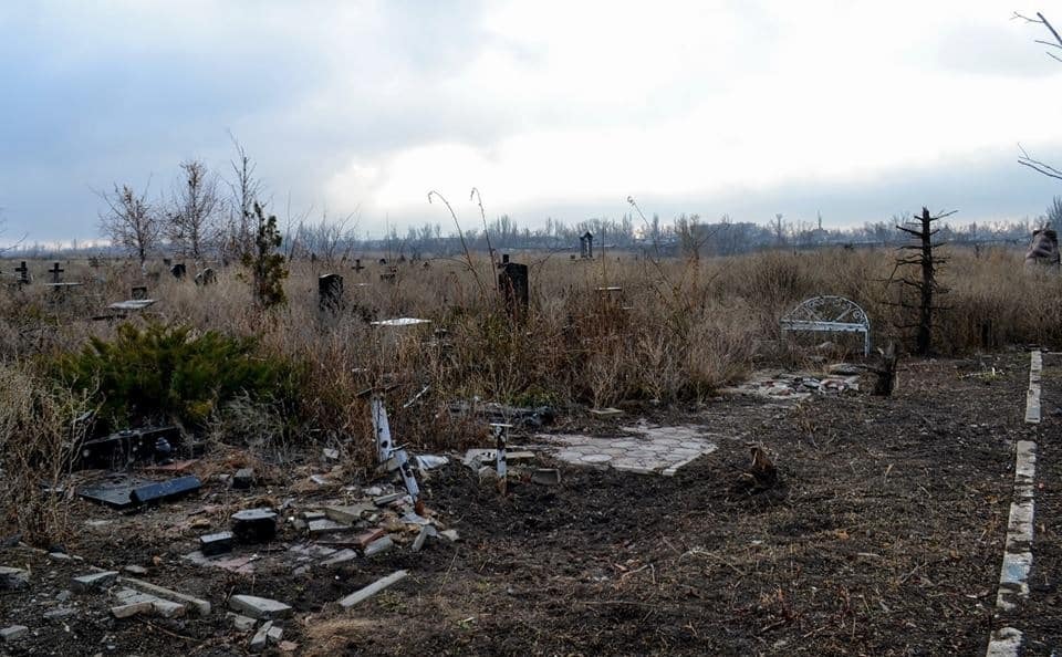 Там теж "хунта": журналісти показали обстріляне терористами кладовище