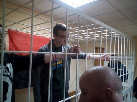 В Киеве задержанные в суде порезали себе вены и вспороли живот