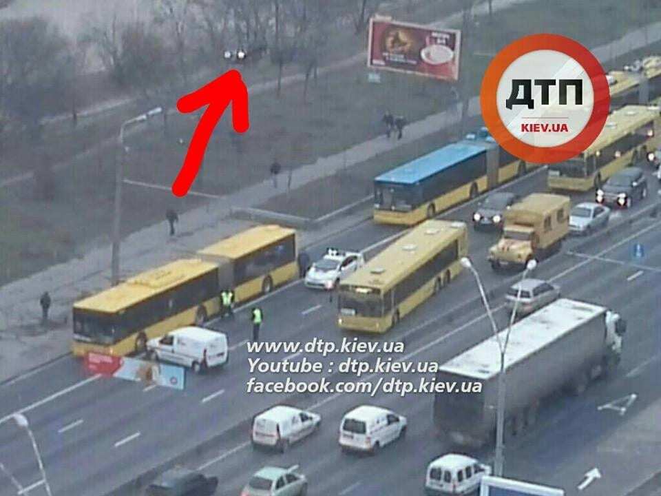 В Киеве из-за ДТП с автобусом образовалась 5-километровая пробка