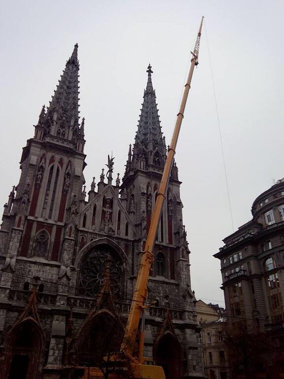 В Киеве взялись за ремонт шпилей столетнего костела: опубликованы фото