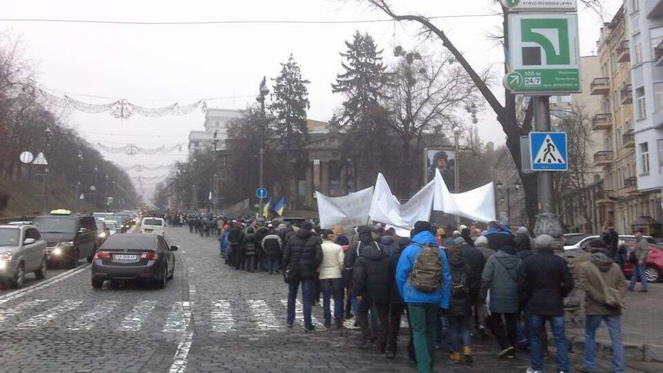 У центрі Києва мітингувальники паралізували вулицю Грушевського: фотофакт