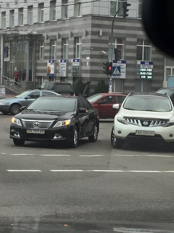"Два д*біли - це сила": у Києві "герої парковки" кинули авто на перехресті