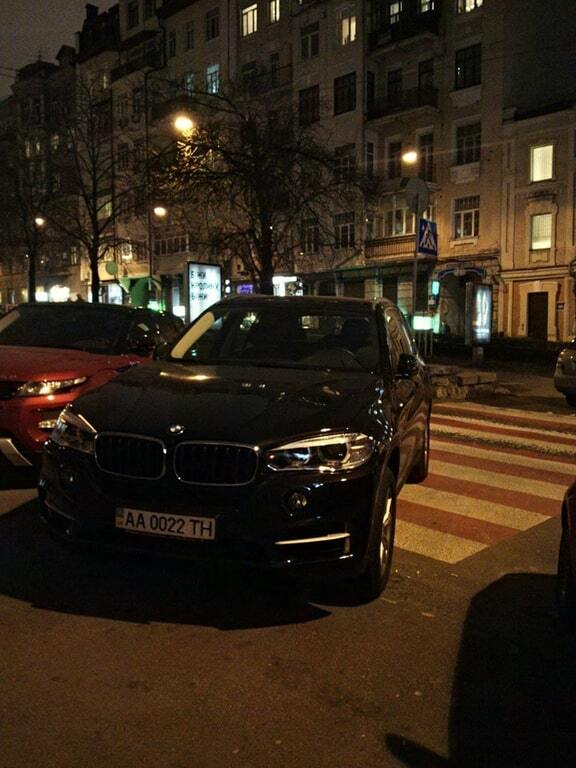 "Герой парковки": в Киеве водитель BMW оставил авто на переходе