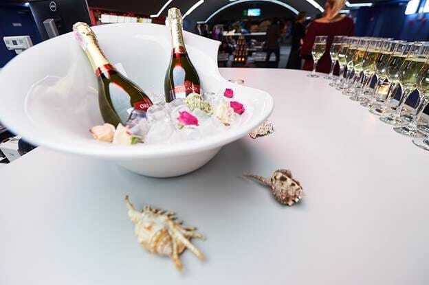 "У моря" с шампанским: романтика кино вместе с "OREANDA"