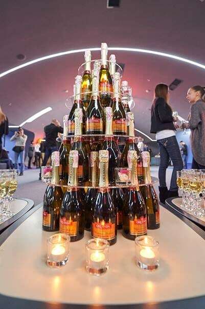 "У моря" с шампанским: романтика кино вместе с "OREANDA"