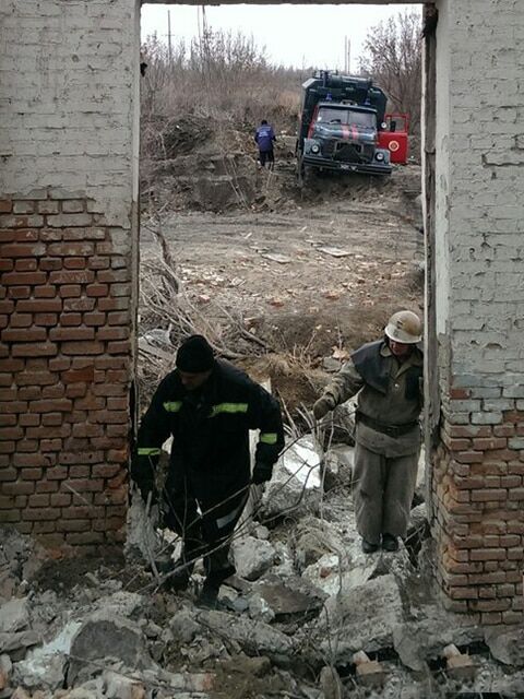 На Николаевщине рухнул завод, похоронив людей: фото с места трагедии