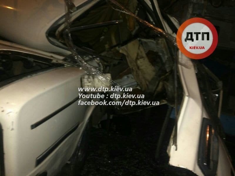 В Киеве ВАЗ врезался в грузовик: опубликованы фото
