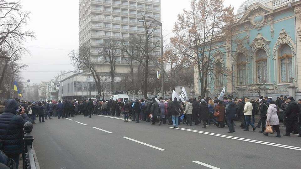 У центрі Києва мітингувальники паралізували вулицю Грушевського: фотофакт