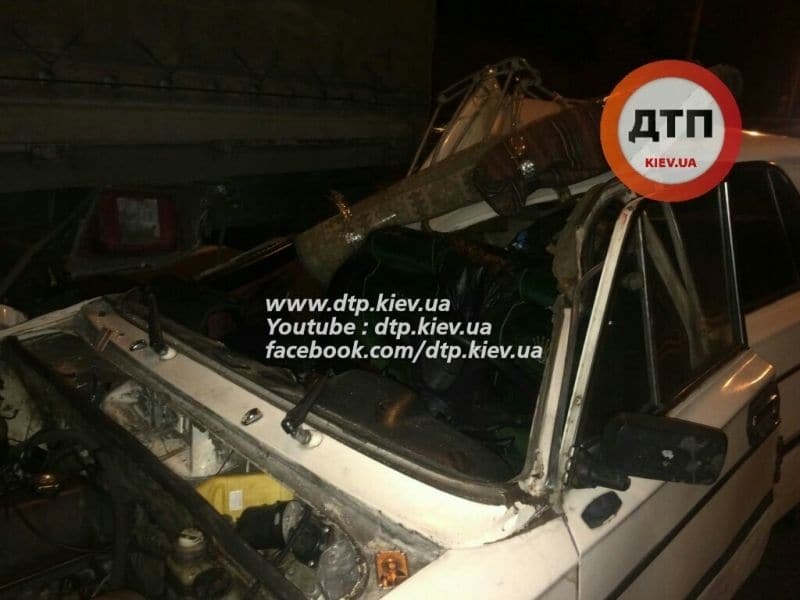У Києві ВАЗ врізався у вантажівку: опубліковані фото