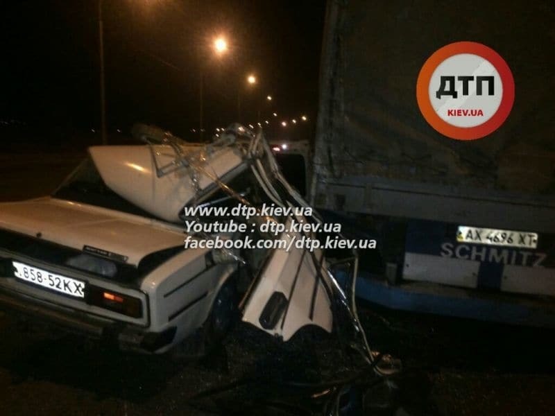 В Киеве ВАЗ врезался в грузовик: опубликованы фото