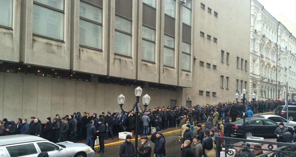 В Киеве сотни людей пришли проститься с погибшим бойцом "Альфы": опубликованы фото