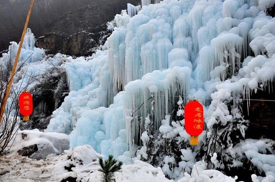 Крижаний феномен: у Китаї повністю замерз водоспад. Приголомшливі фото