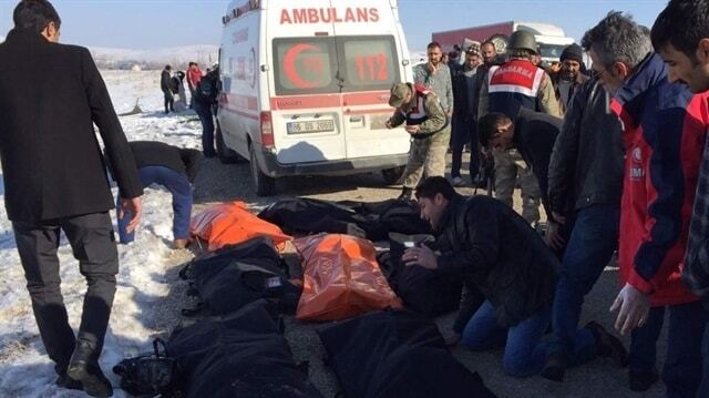 В Турции микроавтобус со студентами столкнулся с грузовиком: 11 жертв