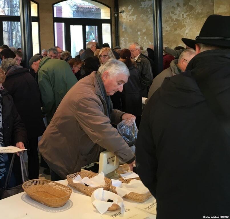 На вагу золота: у Франції вишикувалися черги за найдорожчими грибами. Фоторепортаж