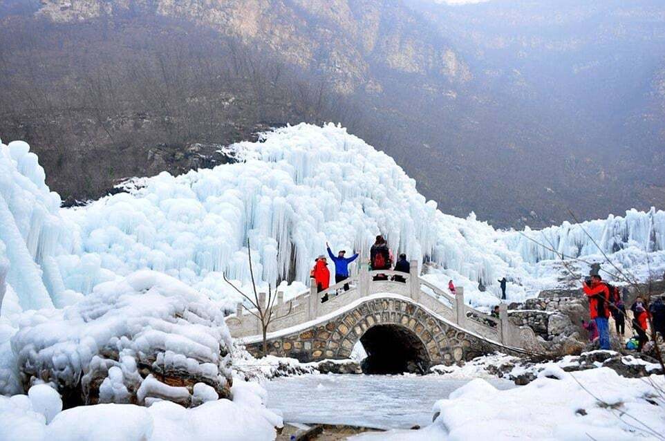 Ледяной феномен: в Китае полностью замерз водопад. Потрясающие фото