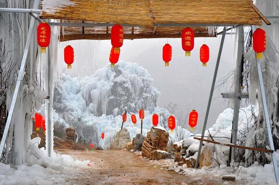 Крижаний феномен: у Китаї повністю замерз водоспад. Приголомшливі фото