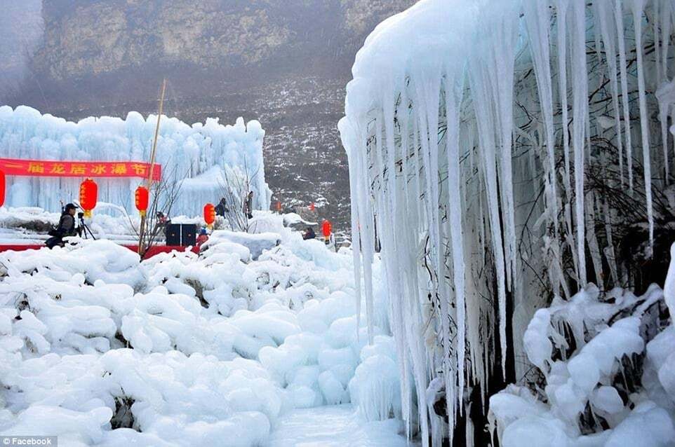 Ледяной феномен: в Китае полностью замерз водопад. Потрясающие фото