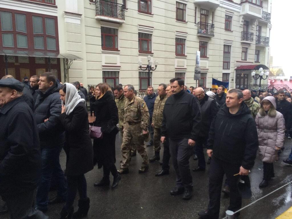 В Киеве сотни людей пришли проститься с погибшим бойцом "Альфы": опубликованы фото