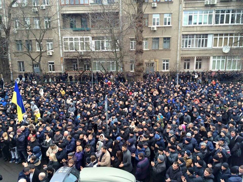 "Милицейский майдан": более тысячи правоохранителей пикетировали здание МВД в Киеве