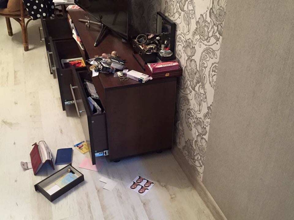 Приехала из командировки: неизвестные вломились в квартиру народного депутата
