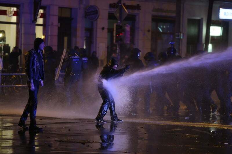 Лейпциг в огне: в городе столкнулись неонацисты и антинацисты 