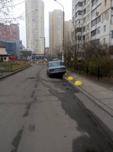 Наказание от пешеходов: в Киеве опять проучили "героя парковки", опубликованы фото