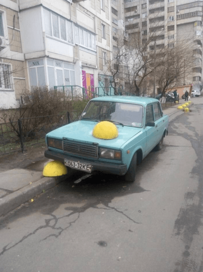 Наказание от пешеходов: в Киеве опять проучили "героя парковки", опубликованы фото