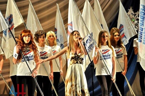В "ДНР" выбрали красавиц для подростающих "патриотов": фоторепортаж