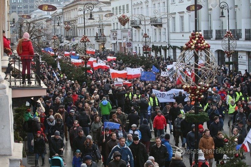 За демократию: на улицы Варшавы вышли 50 тыс. демонстрантов