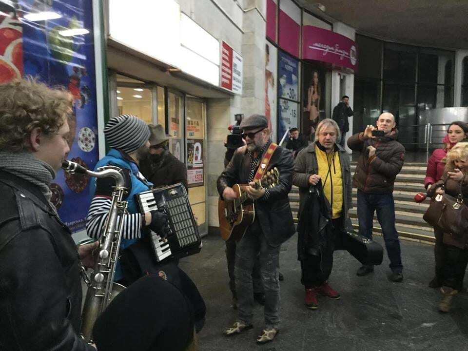 Приємна несподіванка: легенда російського року дав концерт у київському метро