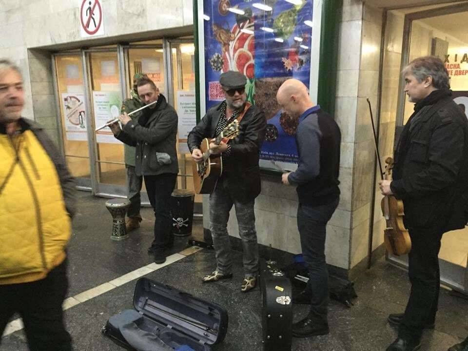 Приятная неожиданность: легенда русского рока дал концерт в киевском метро