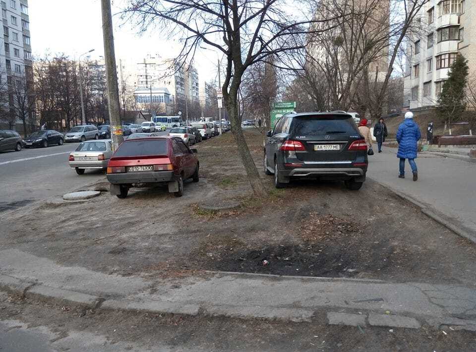 Герої парковки: у Києві недбайливі водії псують газон