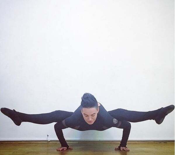 Даша Астафьева показала мастер-класс по йоге: удивительная растяжка 