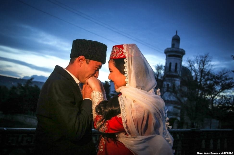 Традиции предков: журналисты подсмотрели, как гуляют на настоящей свадьбе в Крыму. Колоритные фото 