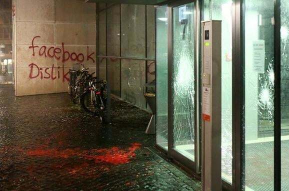 Не лайкнули: штаб-квартиру Facebook забросали "кровавой" краской. Опубликованы фото
