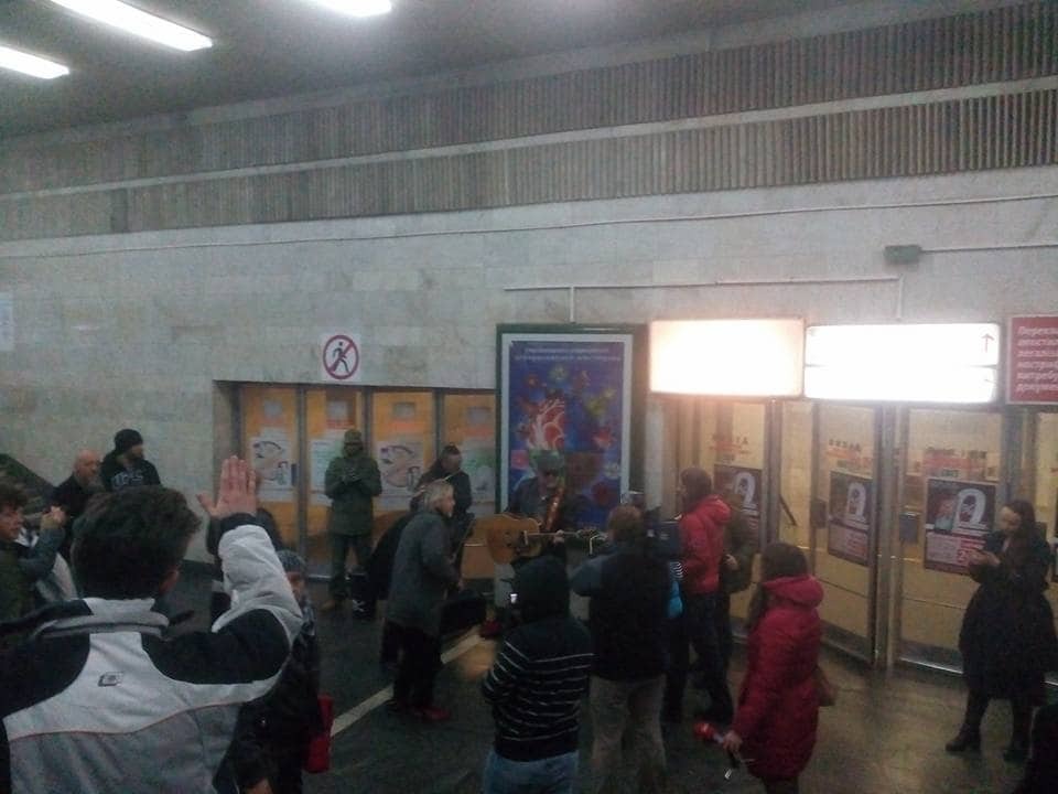 Приємна несподіванка: легенда російського року дав концерт у київському метро