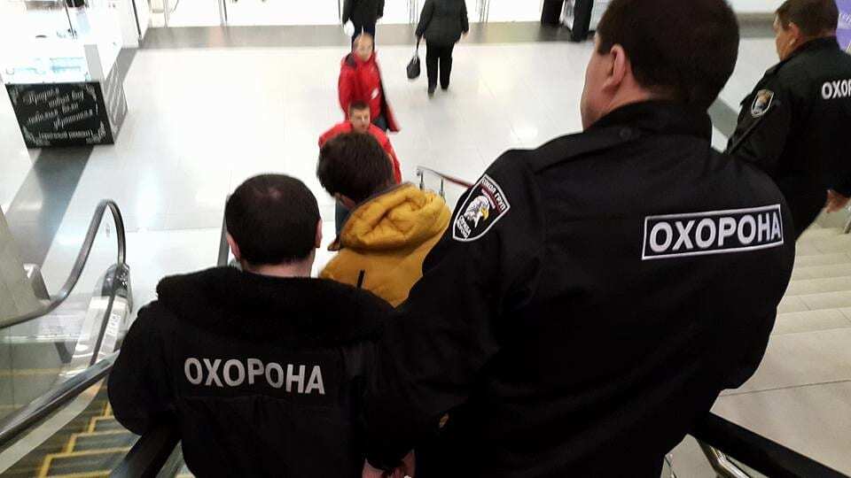 У київському ТРЦ загальмовані охоронці не змогли наздогнати злодія