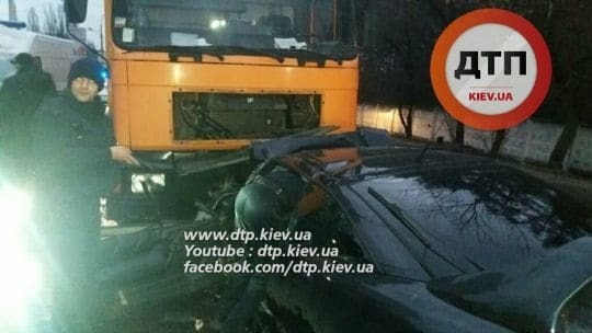 В Киеве водитель легковушки попал в реанимацию после ДТП с грузовиком