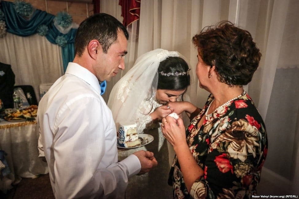 Традиции предков: журналисты подсмотрели, как гуляют на настоящей свадьбе в Крыму. Колоритные фото 
