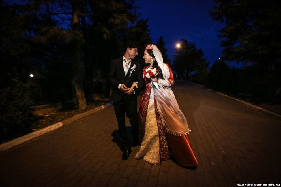 Традиції предків: журналісти підгледіли, як гуляють на справжньому весіллі в Криму. Колоритні фото