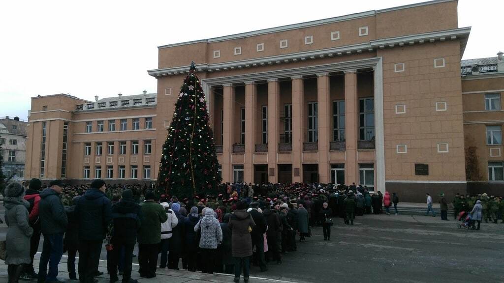 Под новогодней елочкой: в Стаханове похоронили "атамана" Дремова