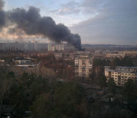 В Киеве засняли мощный пожар в промзоне: видео и фотофакт