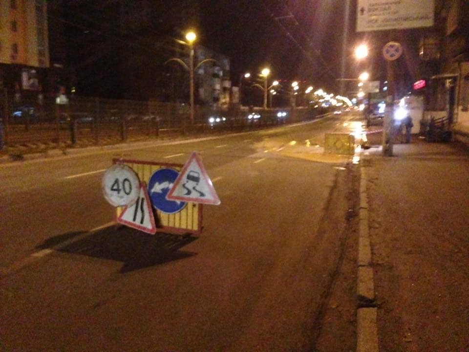 В Киеве на оживленной улице прорвало трубу: фото с места ЧП