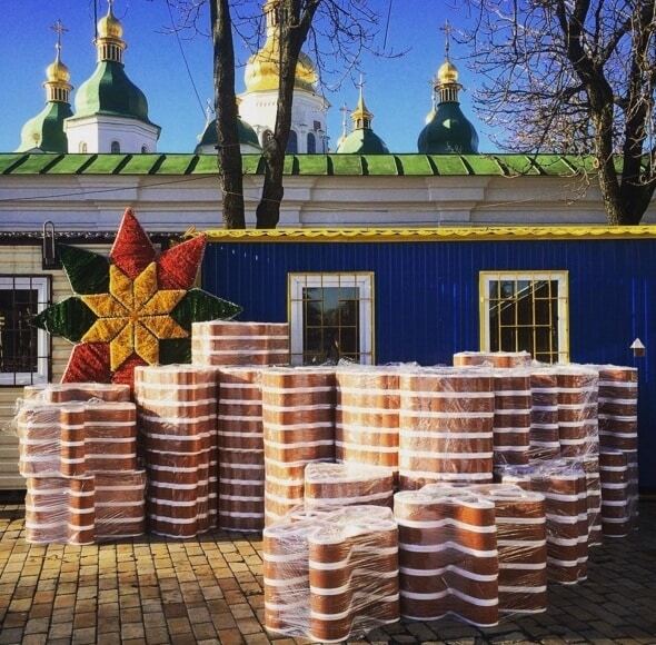 Як прикрасили головну ялинку України: в мережі з'явилися фото