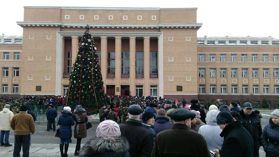 Под новогодней елочкой: в Стаханове похоронили "атамана" Дремова